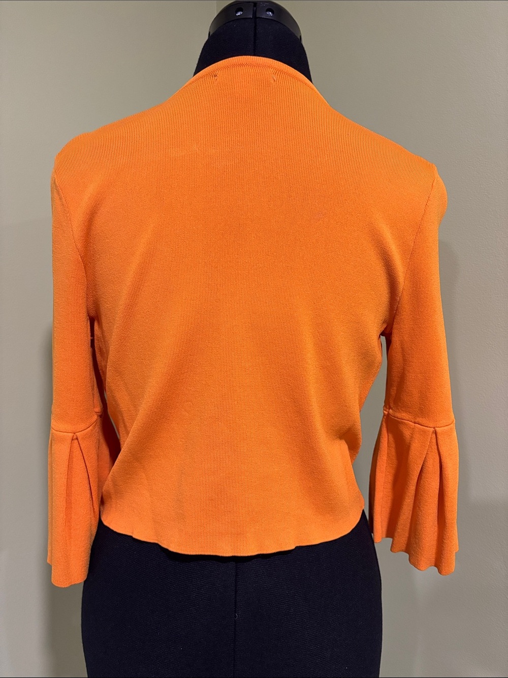Eva Mendes Orange V-Neck Bell Sleeve Cropped Sweater - Picture 3 of 6